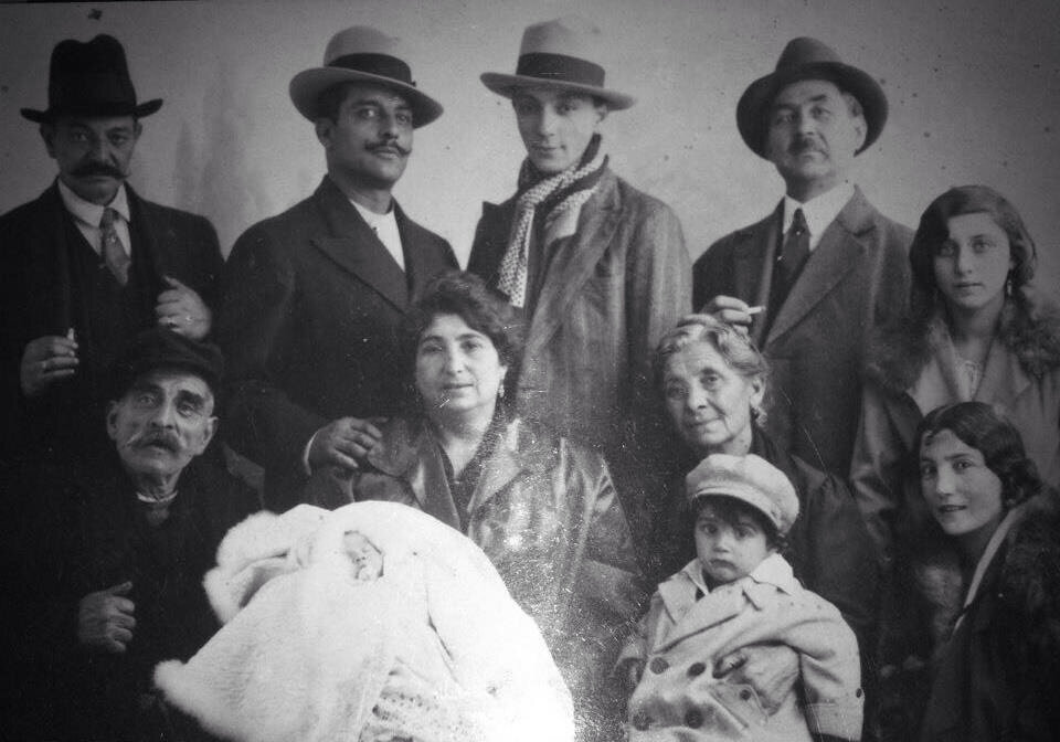 1927 год Джанго Рейнхардт с семьёй.