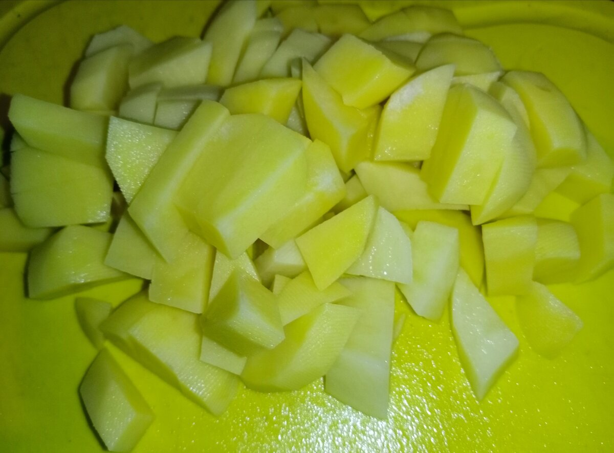 Картошку нарезаем и отправляем в бульон