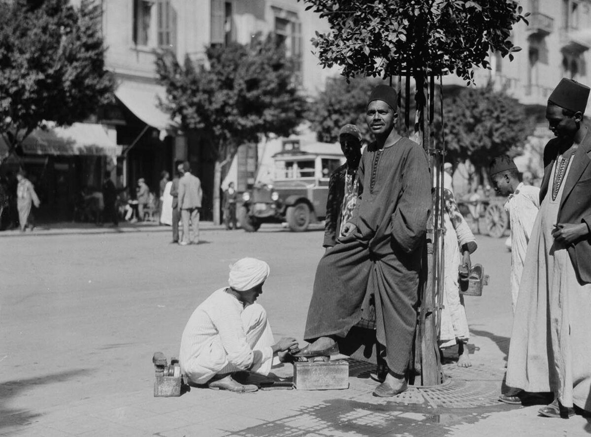 Мужчина чистит обувь, 1934 год. Источник: Library of Congress
