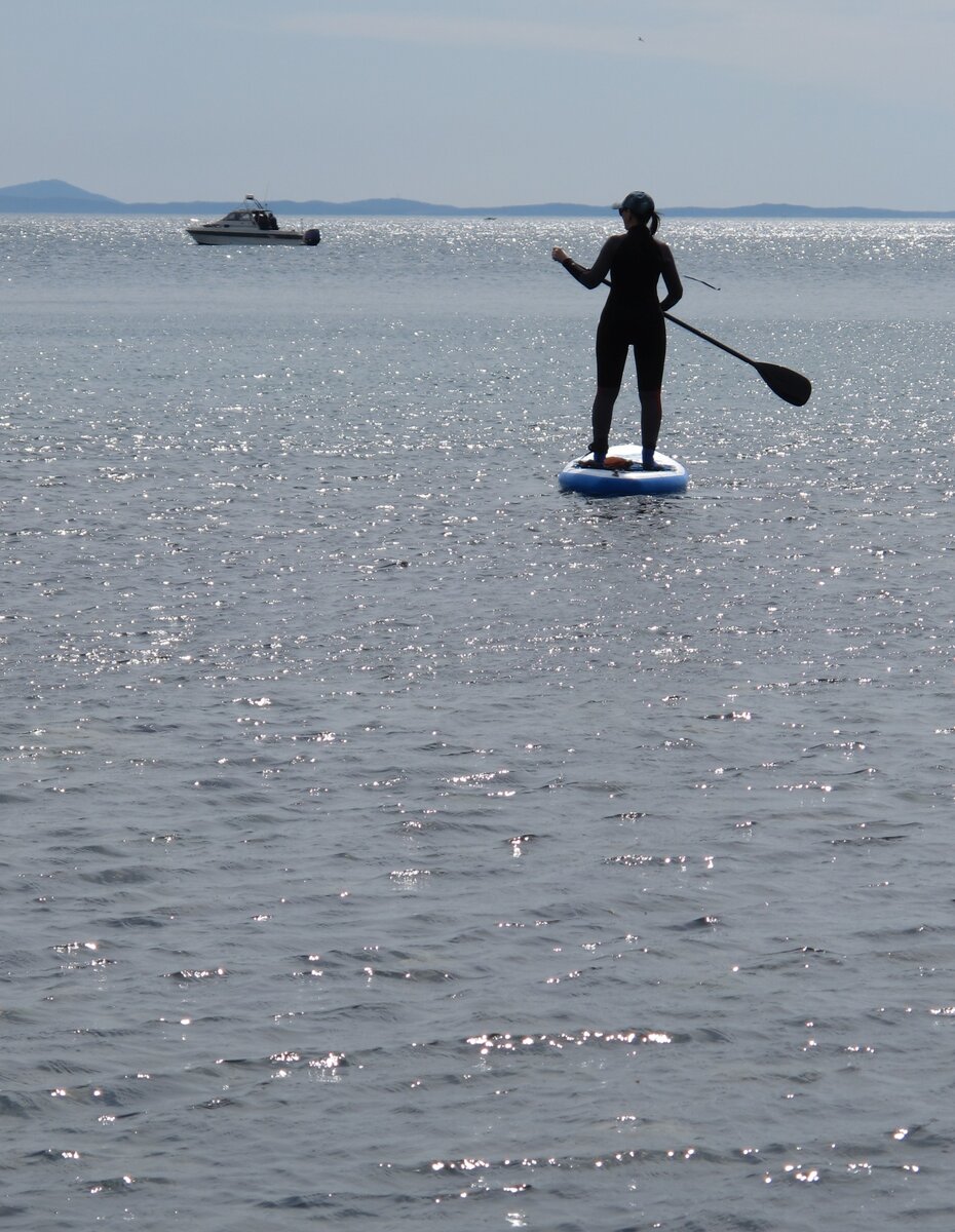 Отдыхать на воде можно по-разному. На катере или на доске с веслом