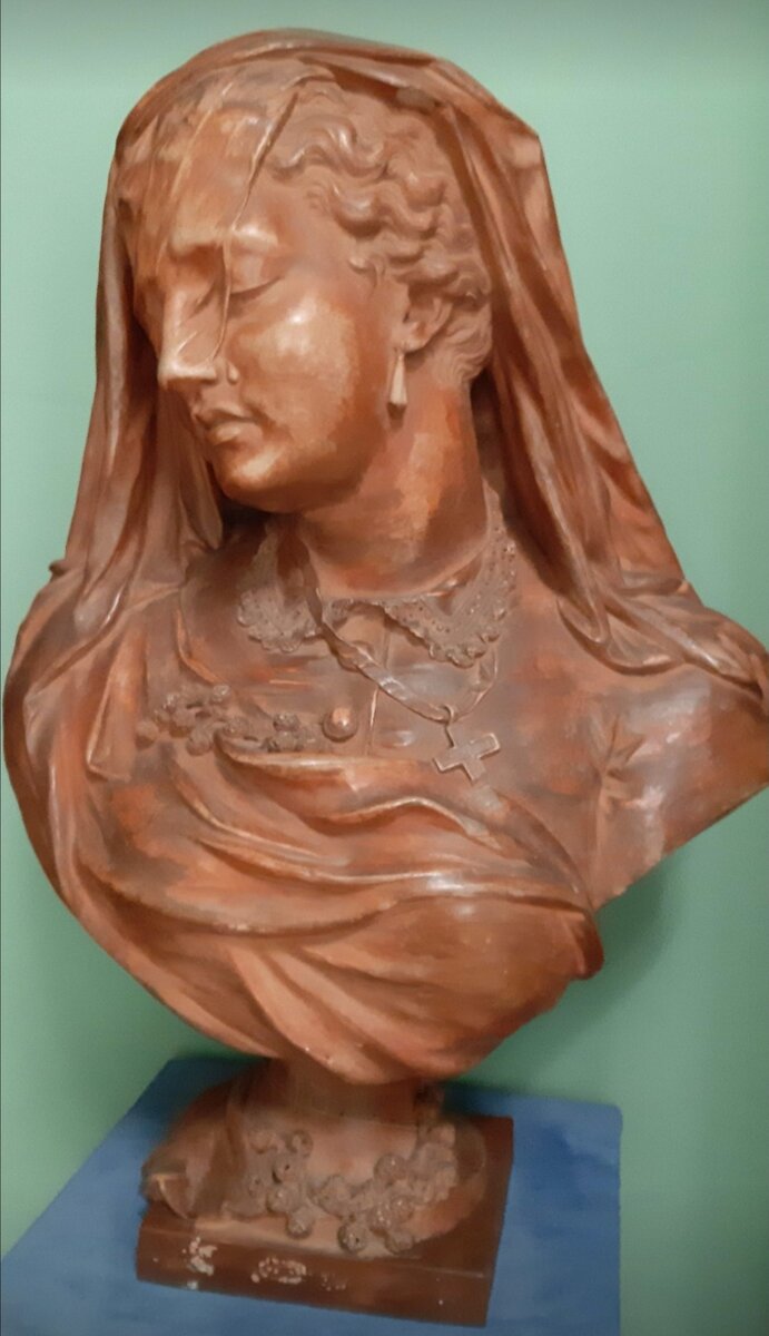 Таблички нет, но возможно, она была, судя по подставке.