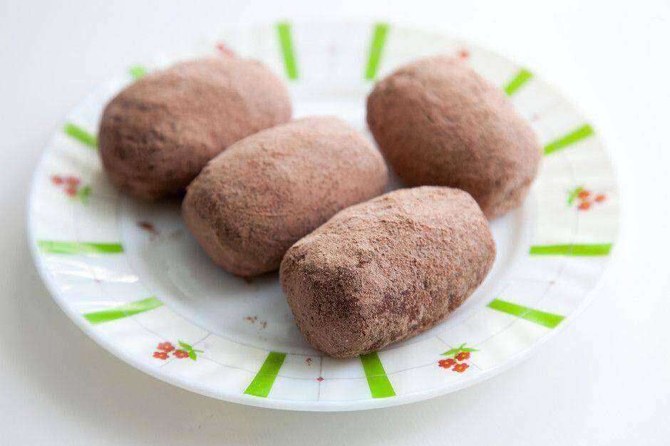Любимое лакомство из нашего детства.Очень простое в приготовлении,вкусное,питательное.Рецептов его приготовления множество,делают из бисквита,печенья,манной крупы с добавлением орехов и без.Я буду делать легкий в приготовлении рецепт.