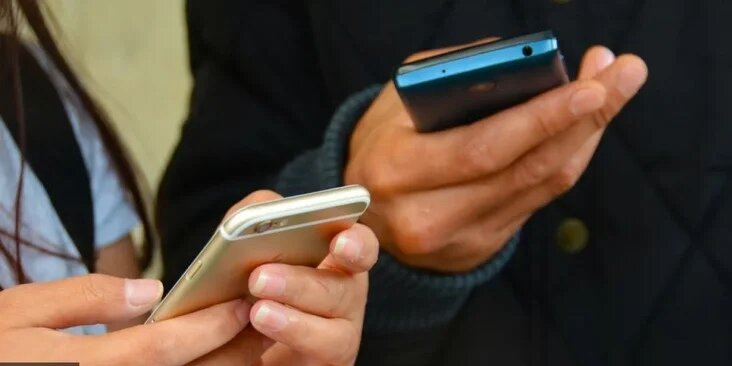 Закон об отмене «банковского роуминга» вступил в силу

В России отменяется «банковский роуминг». Переводы средств между счетами отправителя и получателя, открытыми в одном банке, но в разных регионах, стали бесплатными. С 14 июня вступил в силу закон, который поручил разработать в октябре 2019 года премьер-министр Дмитрий Медведев.

В пояснительной записке к закону говорится, что филиалы и внутренние структурные подразделения банка — это часть его единой организационной структуры, поэтому переводы денег между ними являются в полном смысле обычными внутренними переводами.

Ранее отдельные банки устанавливали повышенный размер комиссии за операции по межрегиональным переводам между счетами физлиц, открытыми в одной кредитной организации, по сравнению с внутрирегиональными переводами. Сбербанк с апреля начал взимать плату за переводы между любыми его картами, даже выпущенными в одном регионе. Это касается сумм, которые за месяц превысят 50 тыс. руб. Таким образом банк решил изменить систему тарификации переводов после принятия закона об отмене «банковского роуминга».