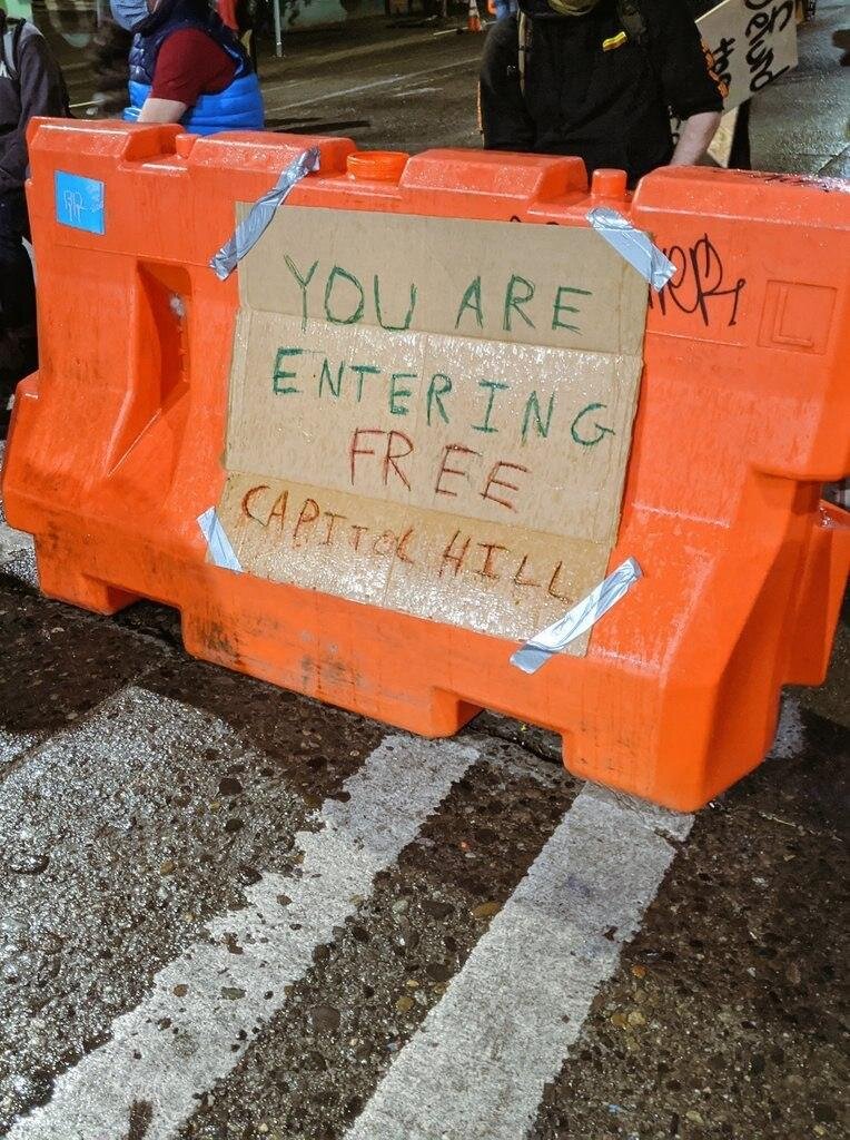 Надпись на табличке: "Вы входите на свободную территорию Капиталийского холма". Источник фото: https://glav.su