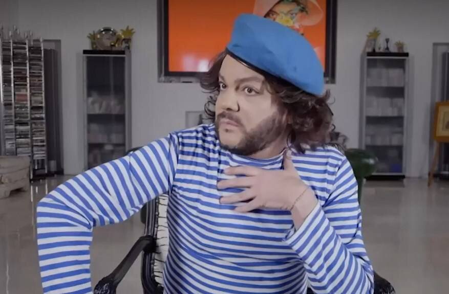 Филипп Киркоров. Скриншот видео «С любых высот — в любое пекло!». Режиссёр Марюс Вайсберг