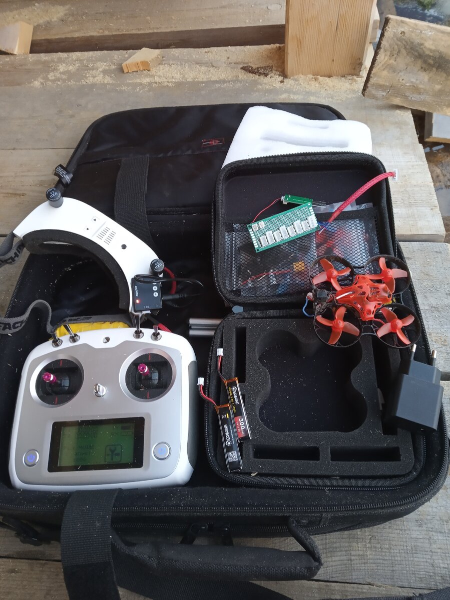 Мой стандартный тренировочный комплект. Беру с собой на участок и летаю после обеденного перерыва