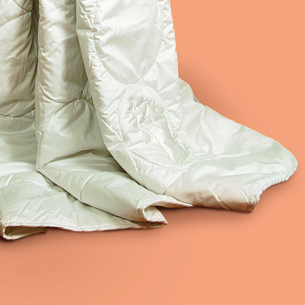 Шерстяные одеяла идеальны для зимнего периода, летом стоит обратить внимание на модели из шелка, тенселя и бамбука.