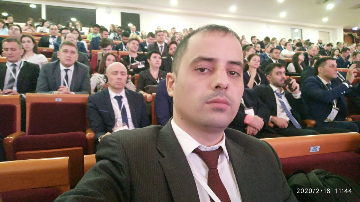 На научной конференции.