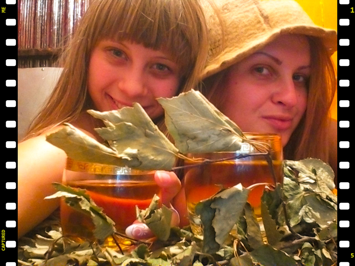 Подружки из Севастополя пьют чай в бане. Фото из соцсетей