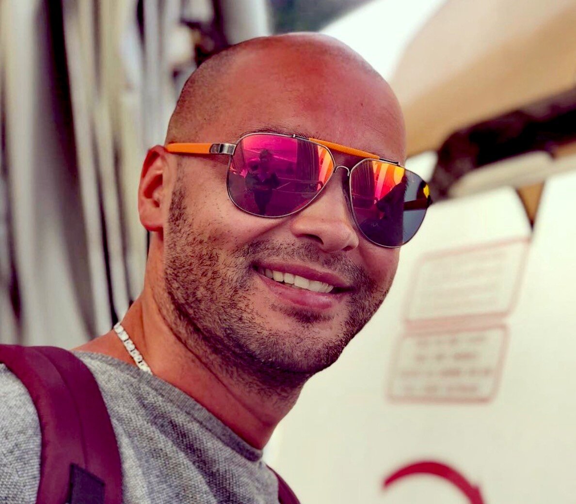 Андрей Черкасов уже несколько недель радуется тому, что он стал отцом. Однако рассказать поклонникам, как же они назвали сына, супруги не спешили. Пришлось поклонникам строить самые разные догадки. По одной из версий сына назвали Марком, так как поклонники обнаружили соответствующую гравировку на кровати ребенка. Но Андрей быстро опроверг такие предположения.