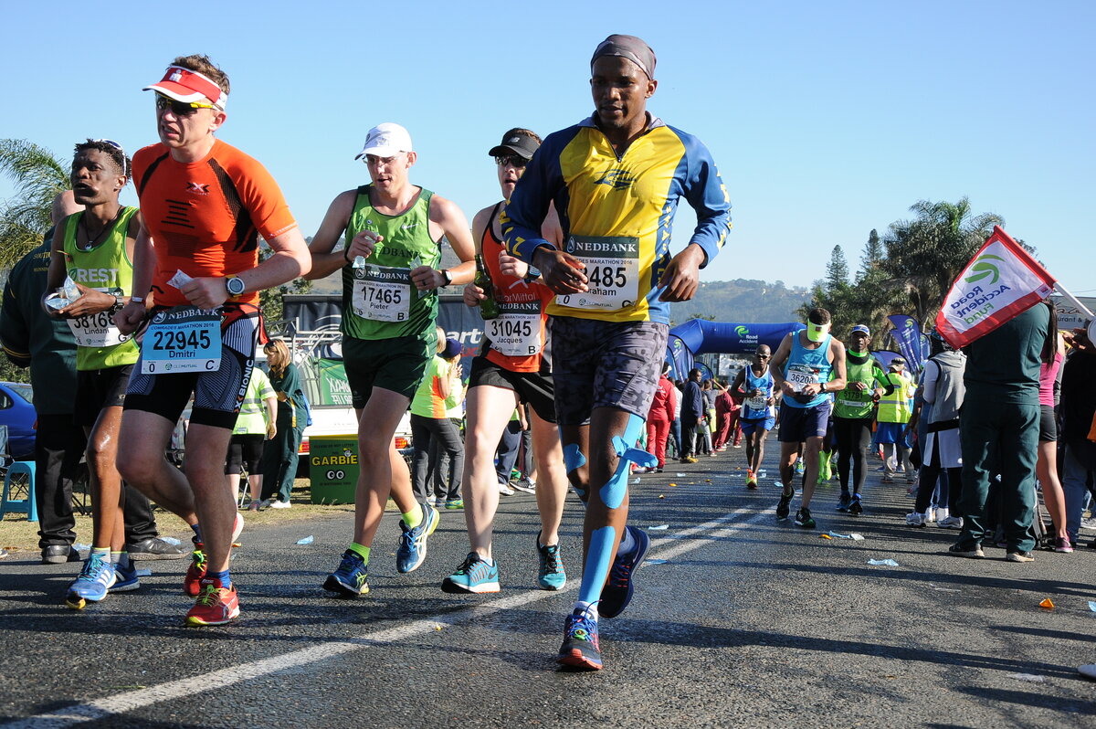 42 послам. Самый длинный марафон. Comrades Marathon профиль. Марафоны 90х. Девяностые марафон.