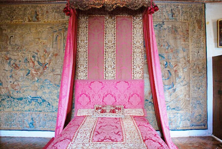 Шелковое свадебное ложе короля Франции Франциска II и Марии Стюарт. Замок Блуа во Франции