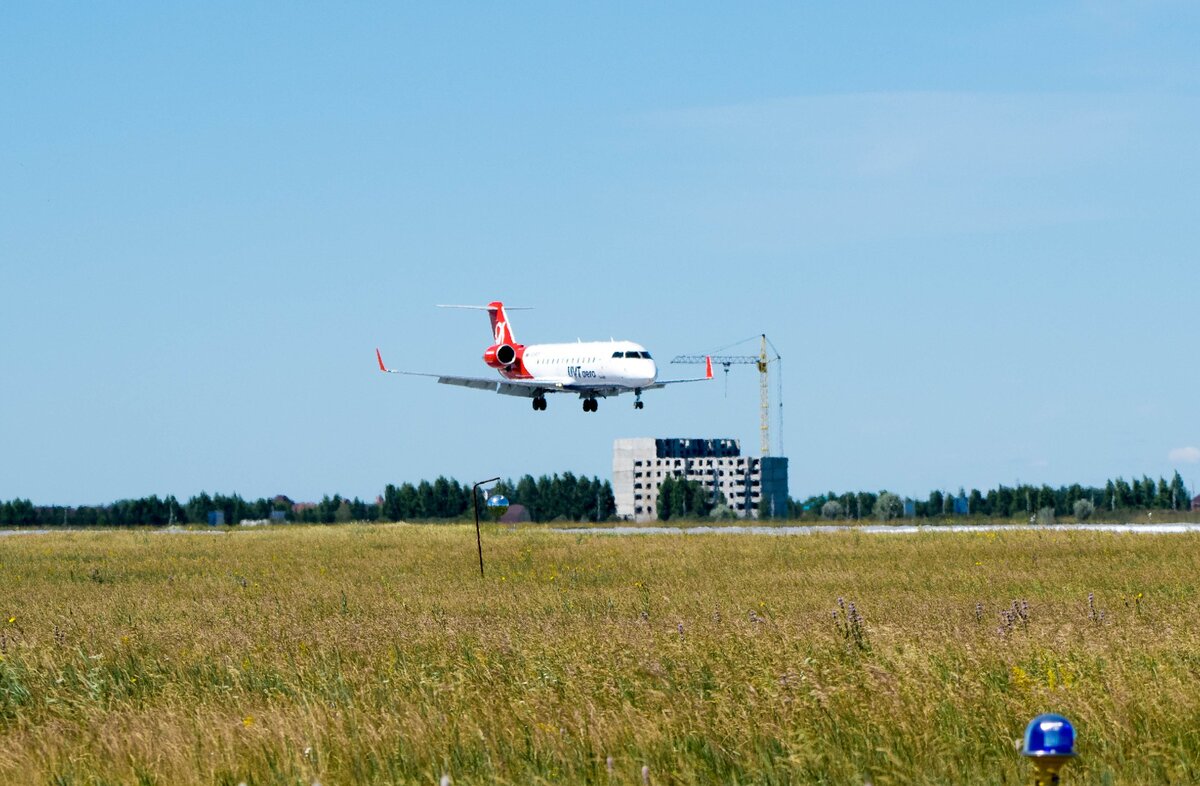 Самолёт Mitsubishi CRJ 200ER, VQ-BOR авиакомпании UVTAero в аэропорту Омск-Центральный