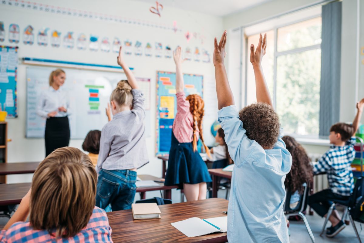 Образование school. Современная школа. Современный ученик. Учитель и учникив классе. Современная школа ученики.