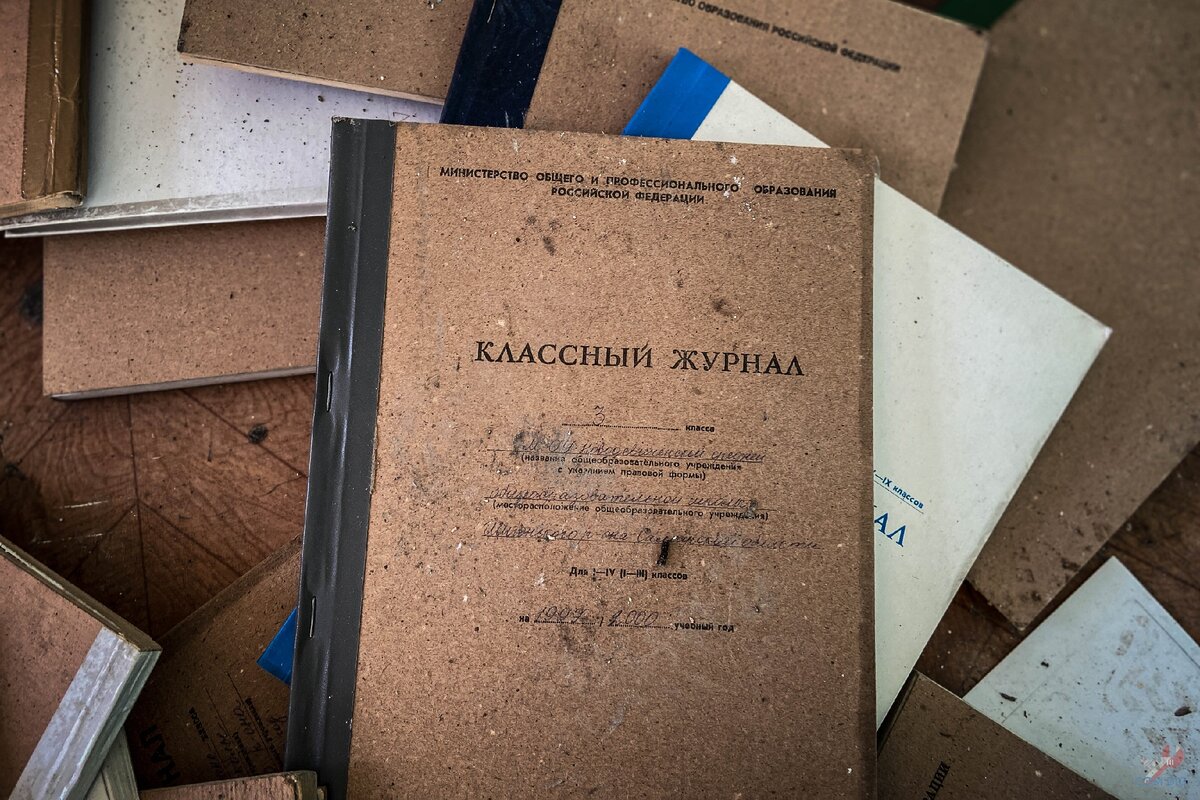 Нашли заброшенную сельскую школу, полную учебного содержимого. Даже городская школа, где учился я - не была такой…