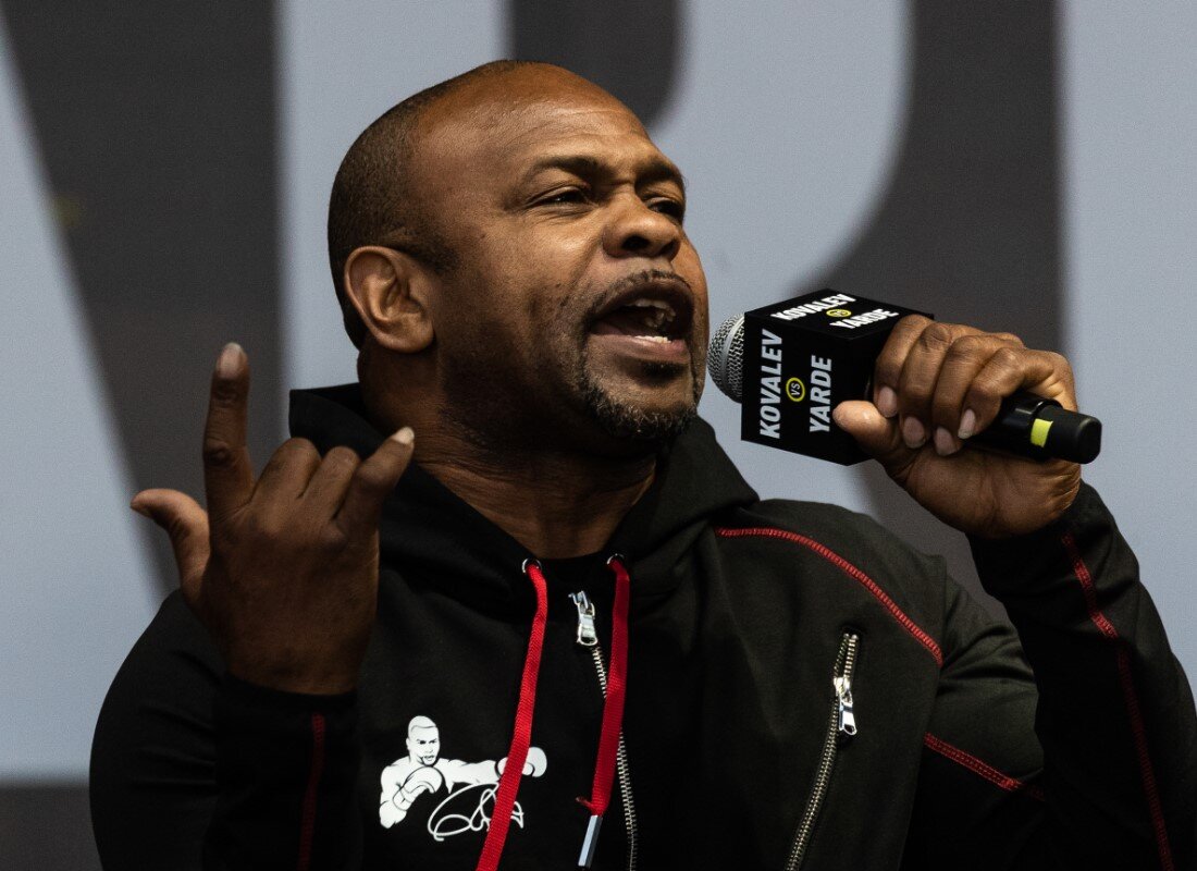 Рой Джонс читает рэп.