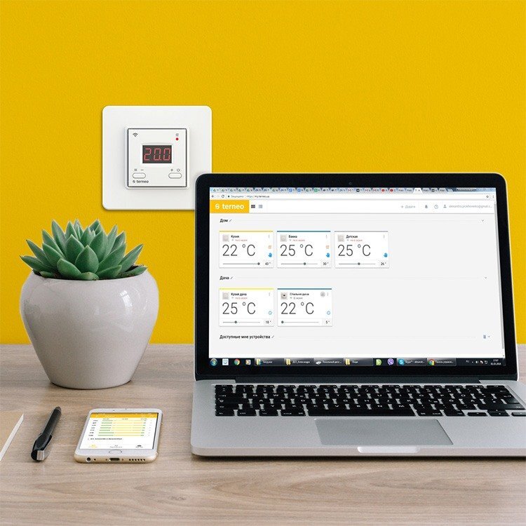 Терморегулятор Terneo ax в интерьере и личный кабинет пользователя на экране ноутбука