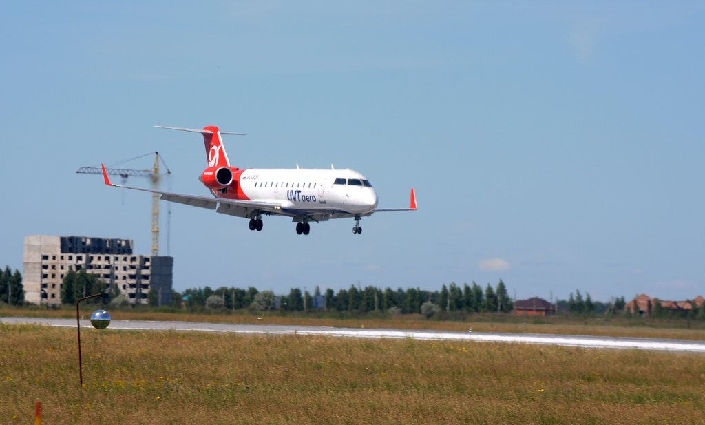 1. Компания UVT aero на сегодняшний день облает монотипным флотом из 7 самолетов Bombardier CRJ-100 Series. С недавнего времени на флайт радаре борта стали подписывать как Mitsubishi. 1 июня один из лидеров японской тяжелой промышленности компания Mitsubishi Heavy Industries заключила соглашение с канадской Bombardier о приобретении у нее программы региональных ближнемагистральных лайнеров CRJ. рамках приобретения программы Mitsubishi Heavy Industries также получит инфраструктуру, необходимую для технического обслуживания, ремонта, маркетинга и продаж лайнеров класса CRJ.

