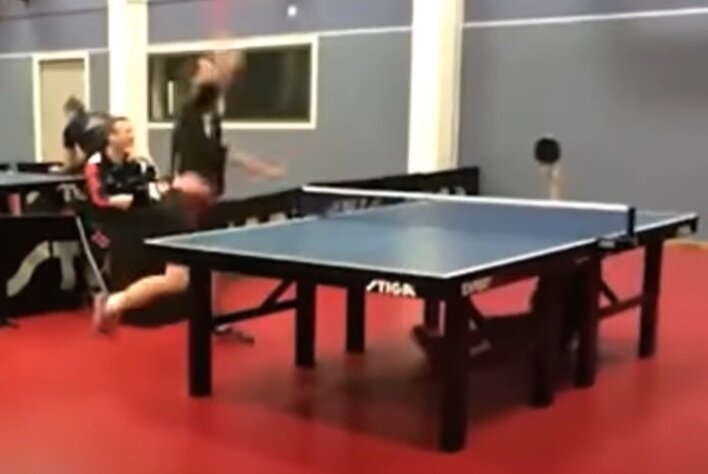 Участники турнира по пинг-понгу играют даже из-под стола