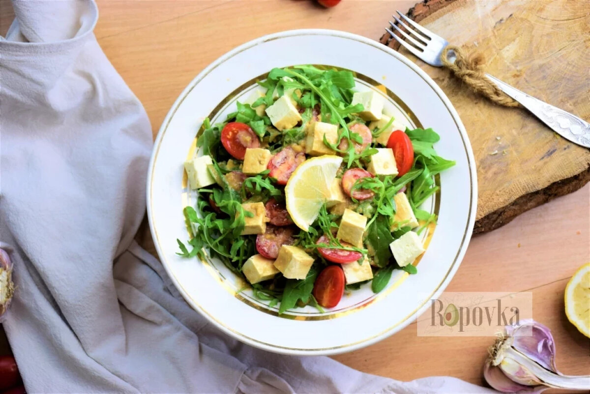 Салат с тофу и рукколой