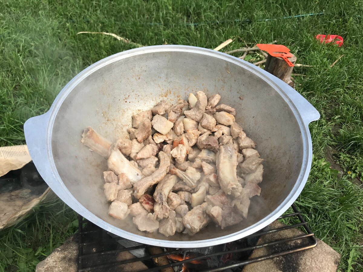 Подрумяненная свинина в казане