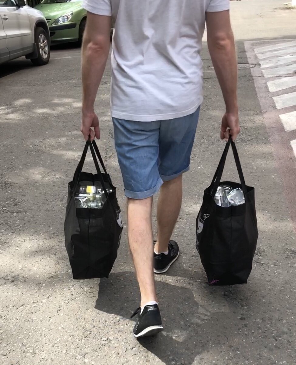 Мы используем большие синие сумки из Икеи и сумки от доставки Якитории.