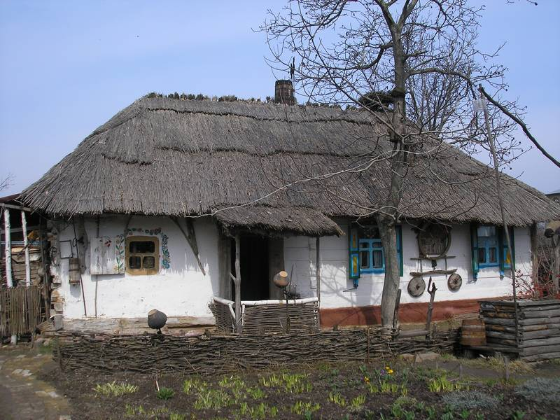 Хата. Хата с соломенной крышей Курская область. Курская хата Мазанка. Саманная хата. Мазанка дом на Украине.