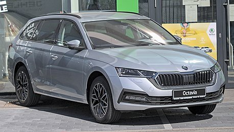 Škoda Octavia 
Общие данные Производитель	Škoda Auto
Годы производства	1996 — настоящее время
Класс	Компактный
Дизайн
Тип кузова	5‑дв. лифтбек (5‑мест.)
5‑дв. универсал (5‑мест.)
Компоновка	переднемоторная, переднеприводная
переднемоторная, полноприводная
Колёсная формула	4 × 2
4 × 4
Массово-габаритные характеристики
Ширина	1829 мм
Колёсная база	2686 мм
На рынке
Похожие модели	Ford Focus, Kia Ceed, Mazda3, Renault Megane
Сегмент	C-сегмент