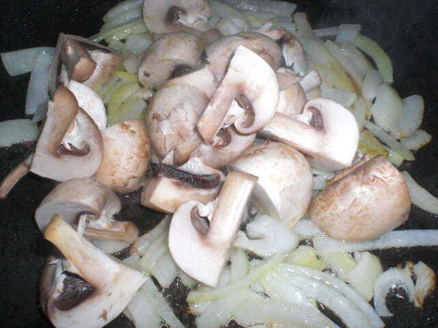 Обжариваем лук с грибами.