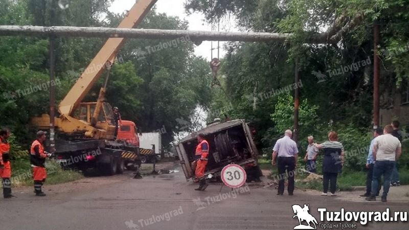 Машина провалилась в яму на улице Спортивной