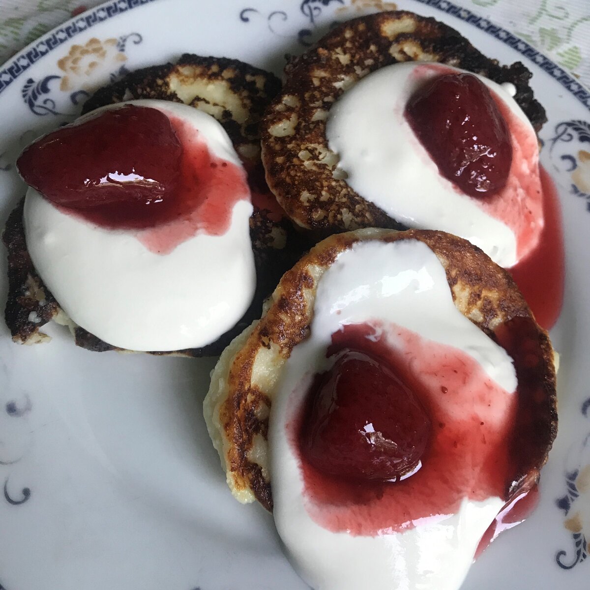 Оладьи со сметаной и клубничным вареньем