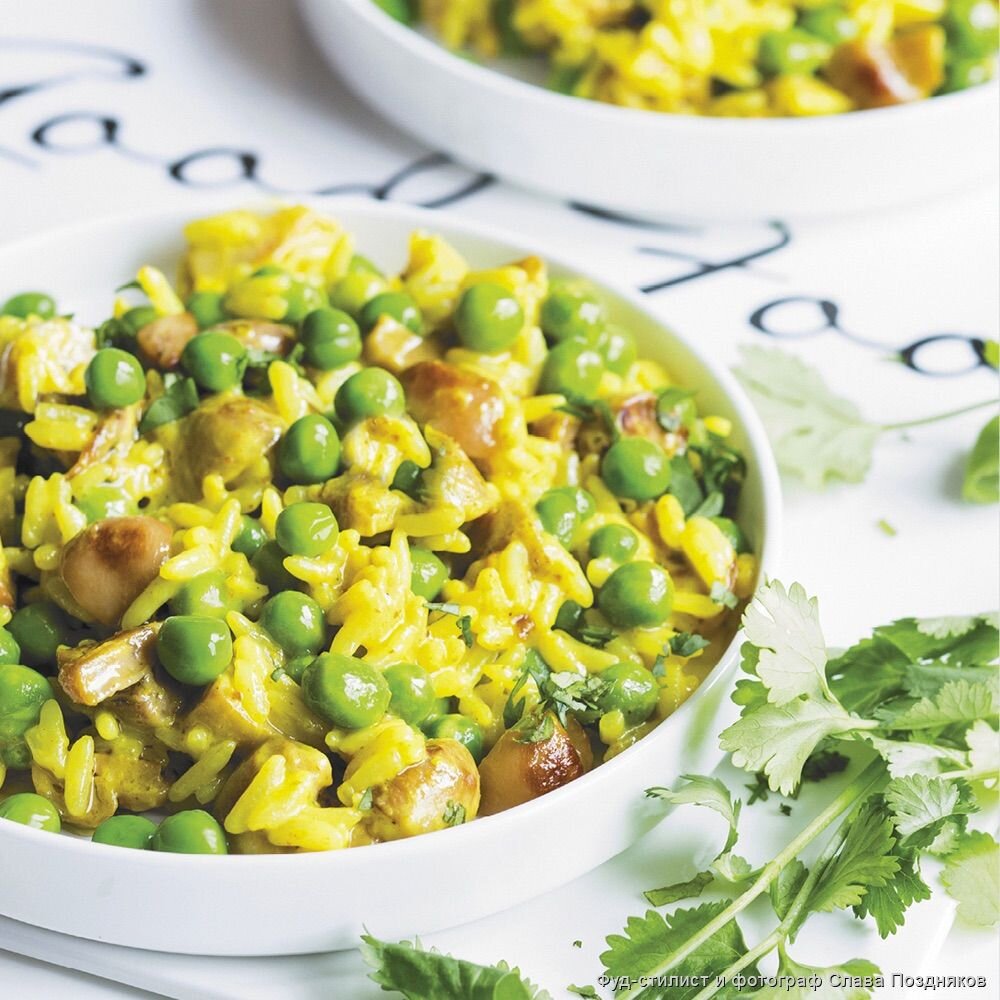 Карри с рисом, грибами и зеленым горошком в кокосовом молоке 