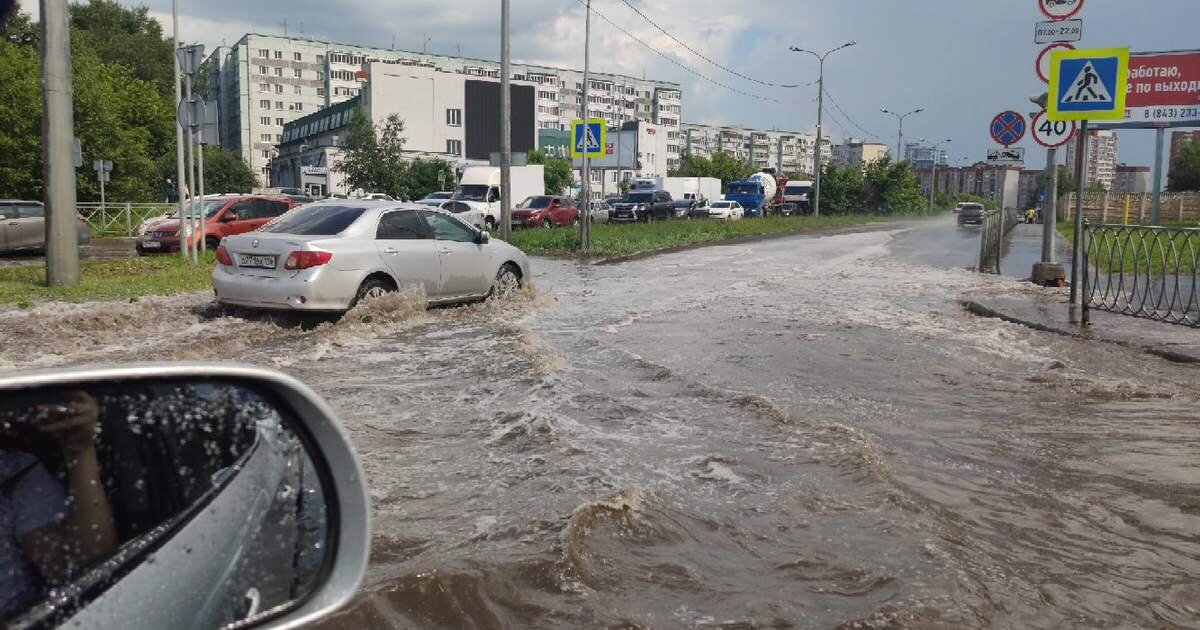 Потоп на проспекте Победы Казань. Казань потоп 2020. Вчерашний дождь в Казани. Наводнение в Казани сейчас.