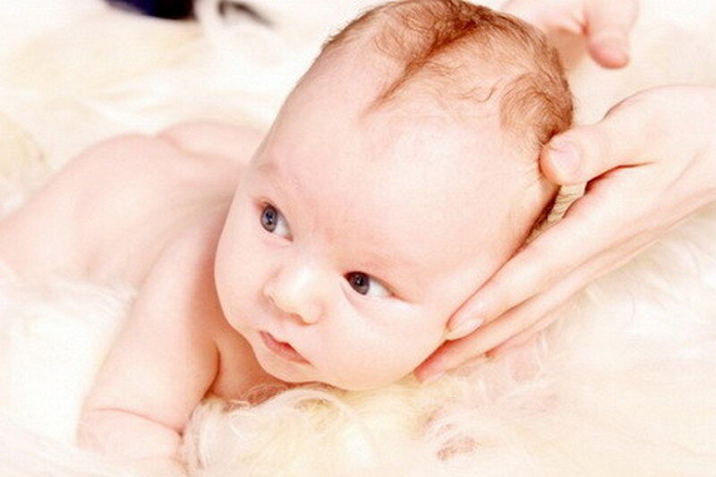 Несмотря на кажущуюся ранимость области родничка, головной мозг надежно защищен многочисленными прослойками тканей. 