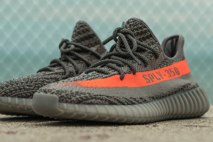 1. Начну с самой очень популярной пары  Adidas x Kanye West. Adidas Yeezy Boost. Данная коллаборация вышла еще в 2015 году и с тех пор за 5 лет вышло огромное количество разных моделей и еще больше расцветок на каждую из моделей. Очень удобные, стильные и качественные кроссовки, а цена на них начинается от 230$.
