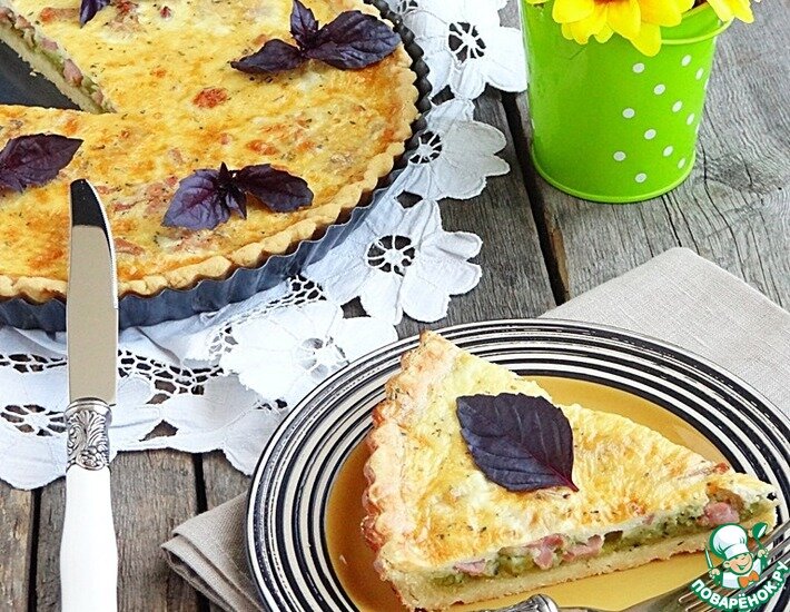 Киш (фр. quiche) — блюдо французской кухни, которое представляет собой открытый пирог. По сути, это слоеный торт, основа которого – рубленое тесто, заливка из смеси молока или сливок, сыра, копченого мяса.