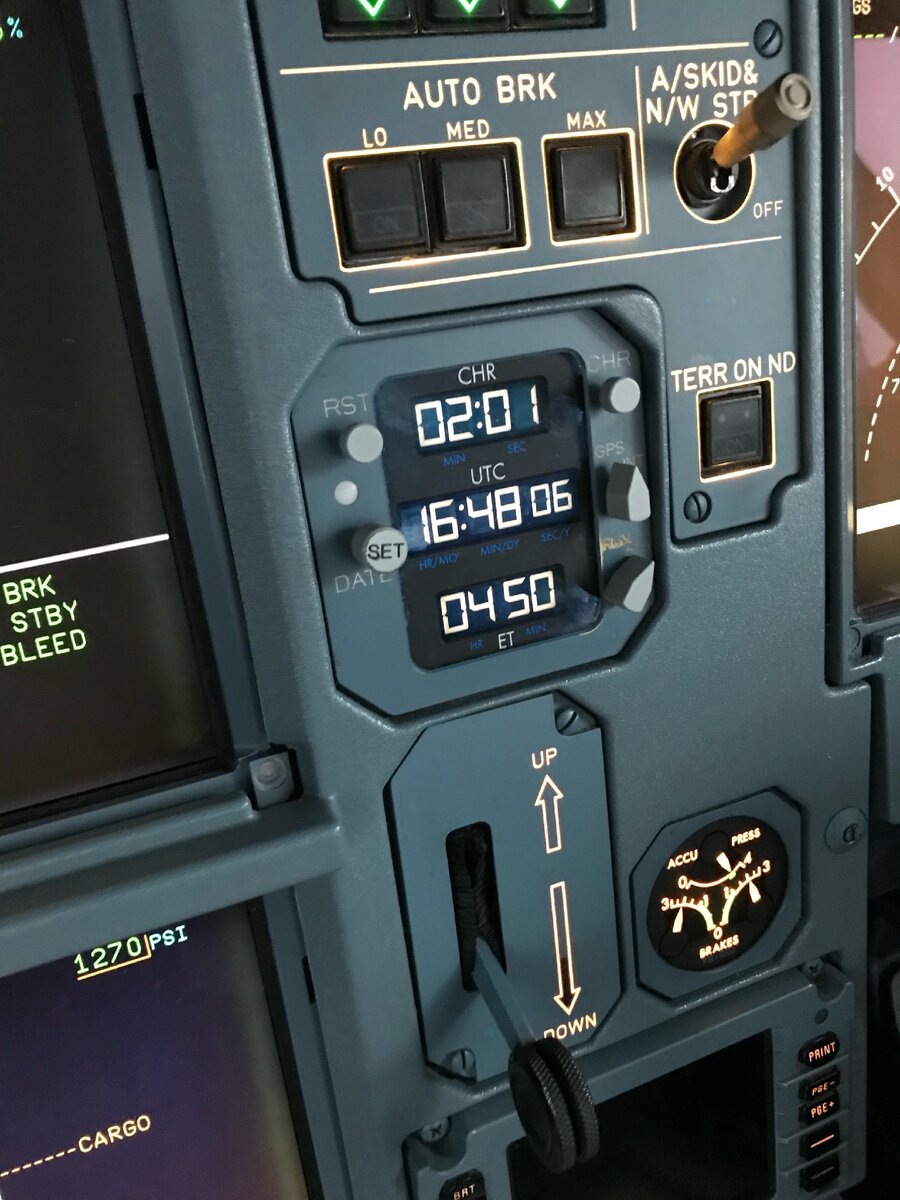 Часы, установленные на A320. Заметьте, на часах даже написано UTC. 