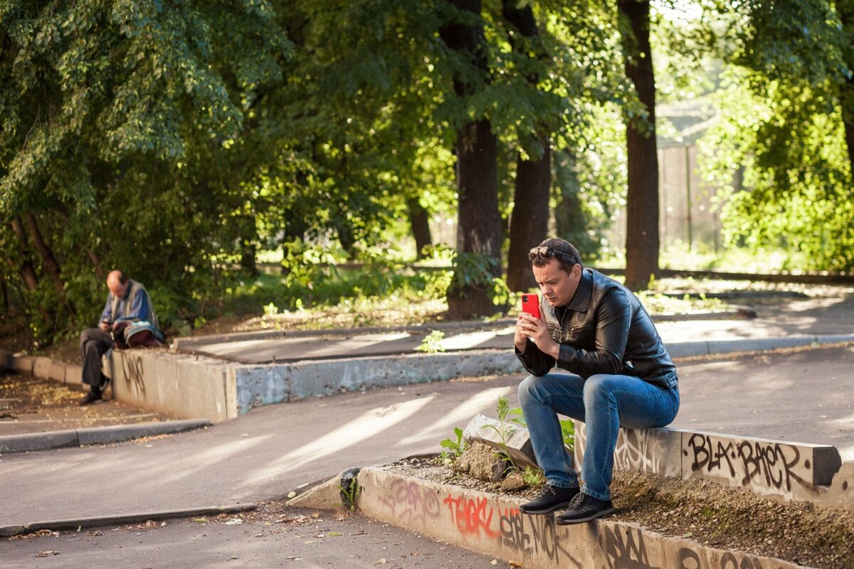 По бульвару мрачно шел прохожий