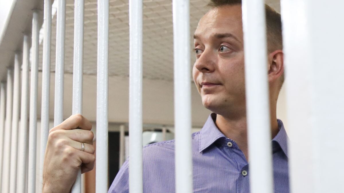 Все остальное, все оговорки и околичности, – игра на руку Путину.