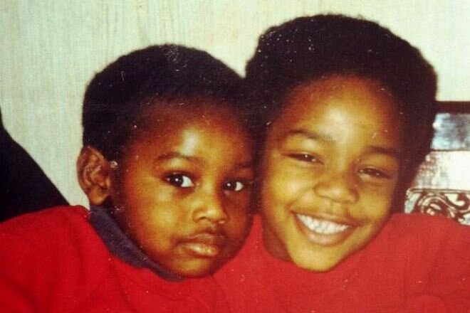Джон Джонс в детстве с братом