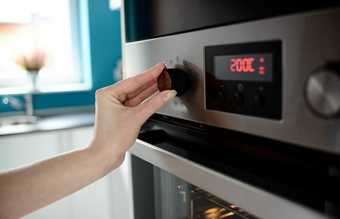 
Некоторые блюда нуждаются в длительной тепловой обработке. / Фото: Zen.yandex.tm

К сожалению, если постоянно увеличивать огонь или повышать температуру в духовке, процесс приготовления блюда не ускорится. Скорее, наоборот, – оно будет безнадежно испорчено. Строго следуйте всем рекомендациям, указанным в рецепте, и рассчитывайте свое время таким образом, чтобы его хватило на выпечку либо запекание, согласно правилам. Помните – некоторые блюда нуждаются в длительной тепловой обработке при умеренных температурах, и обойти этот нюанс не получится (если, конечно, вы хотите поставить на стол действительно вкусное лакомство). Если постоянно увеличивать температуру, мясо, рыба и выпечка могут сгореть снаружи, но остаться сырыми внутри. Вряд ли вы рассчитываете именно на такой результат.
