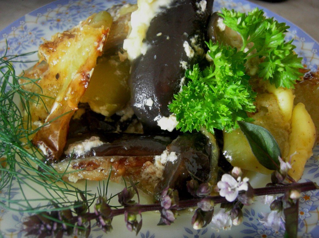 Баклажаны с перчиком, запеченные в сметанно-сырной заливке