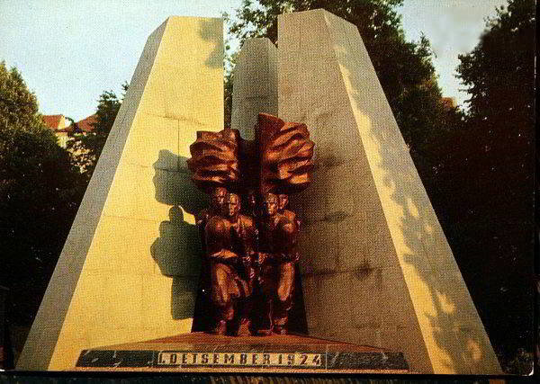 Памятник погибшим участникам восстания. Демонтирован в 1991 году