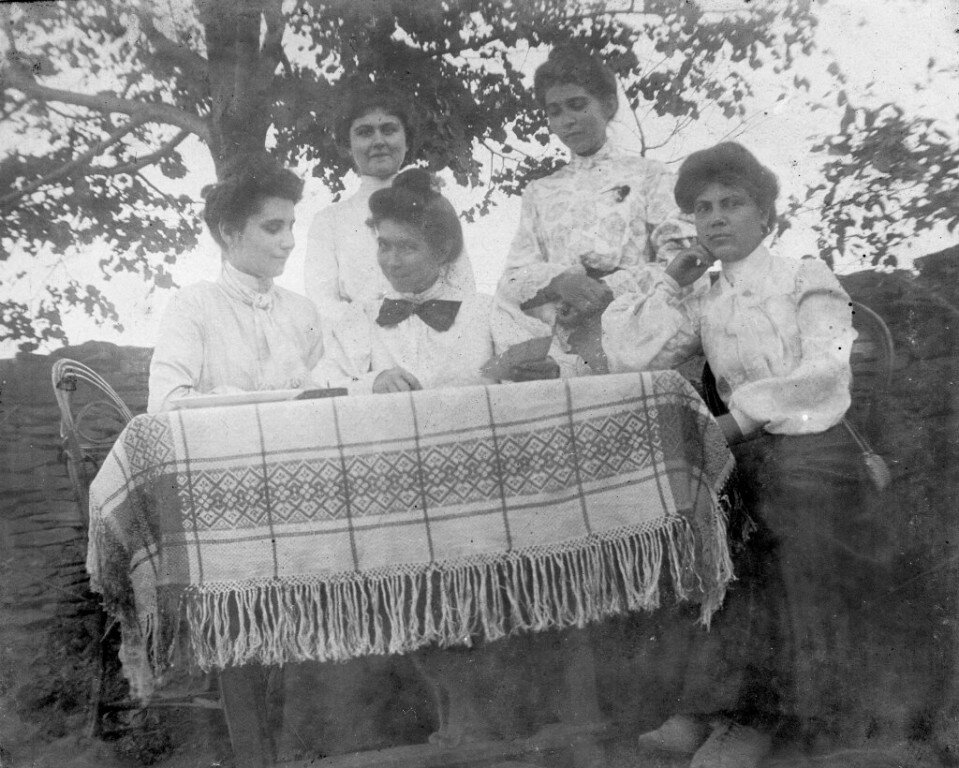 Жёны братьев усачёвых (учителя).  Фотоальбом Усачёва. Начало 20-го века