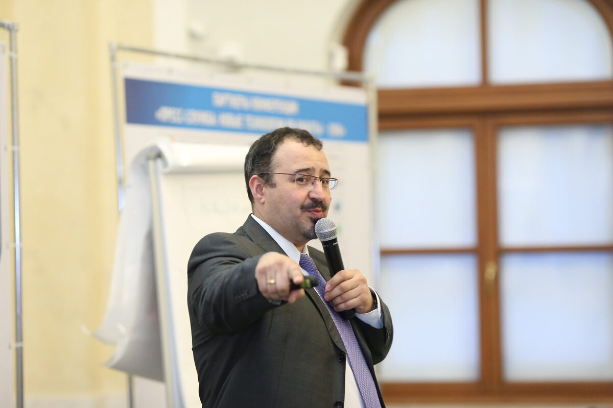 Посмотрите подробнее программу конференции и выберите сессию, в рамках которой Вы готовы выступить. 
Заполните нашу форму заявки на выступление, в которой укажите ключевую информацию по Вашему выступлению:

Укажите мероприятие, в котором хотите участвовать.

Предложите название и тему своего доклада в соответствии с выбранной сессией.

Раскройте предложенную Вами тему, изложив ключевые тезисы, а также видение структуры Вашей будущей презентации и обосновав полезность и значимость каждого тезиса для целевой аудитории.

Расскажите о себе и своих профессиональных достижениях, не забудьте оставить подробные контакты для связи.

После получения Вашего предложения оно будет направлено на рассмотрение экспертного совета конференции. После принятия ими решения (в течение 2 недель с момента получения Вашего письма) мы известим Вас о результатах.

Мы ждем Ваши предложения, чтобы сделать нашу конференцию незабываемым и ярким отраслевым событием.

Отправить свою фотографию, а также задать вопросы Вы можете продюсерам конференций.