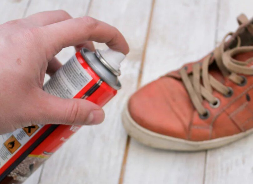 Водоотталкивающий спрей для обуви используется при высокой влажности для защиты покрытия обуви