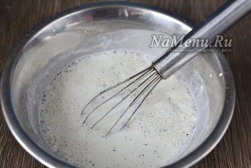 3. Посыпаем каждый кусочек солью, перцем и подходящими специями по вкусу. Только постарайтесь не переборщить с количеством специй, чтобы не забить вкус готовой рыбы. По желанию с горбуши можно снять кожицу.