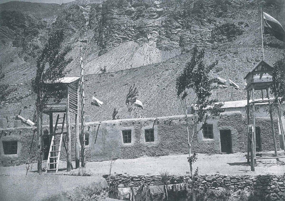 Хорогский  пост. Казарма и станция  голубиной почты