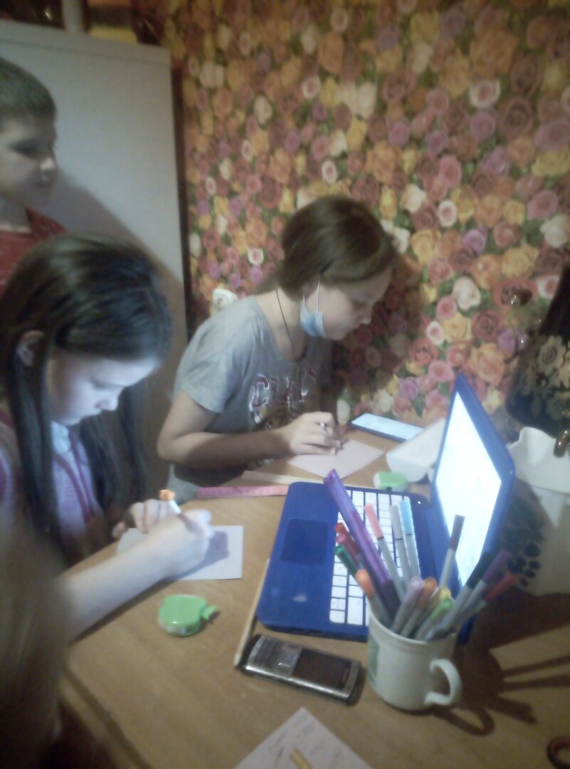 Нашли в интернете подходящие сюжеты и стали рисовать.