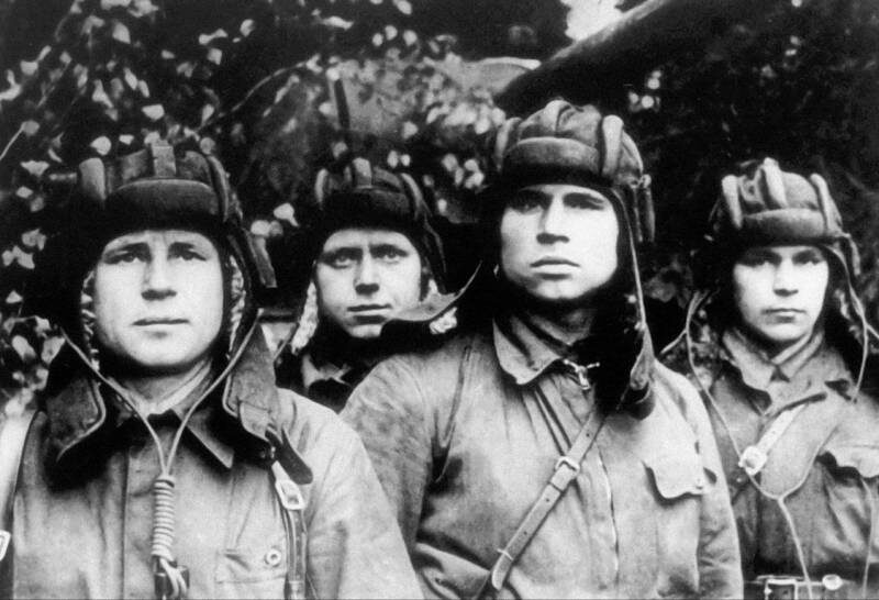 Перед боем. Слева — подполковник Александр Фёдорович Бурда